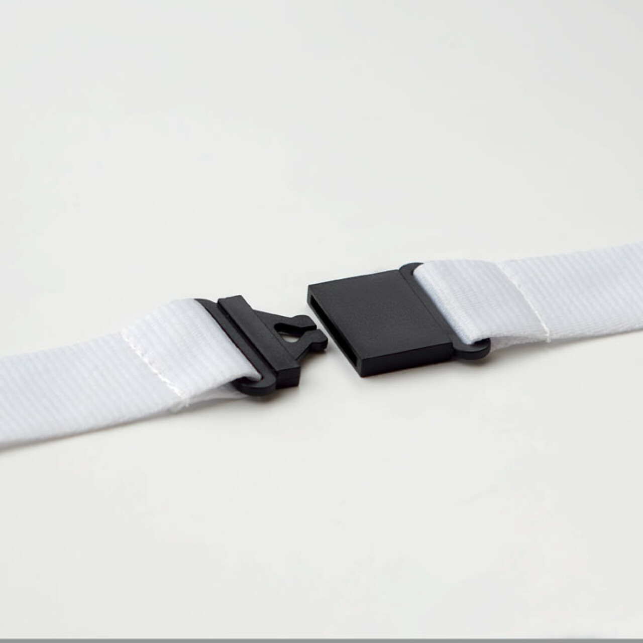 Nyakpánt fém kapoccsal 25 mm