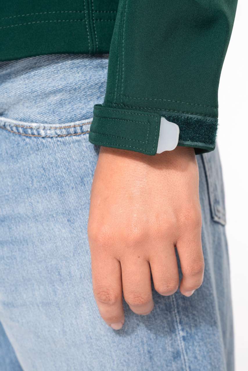 NŐI KAPUCNIS SOFTSHELL KABÁT