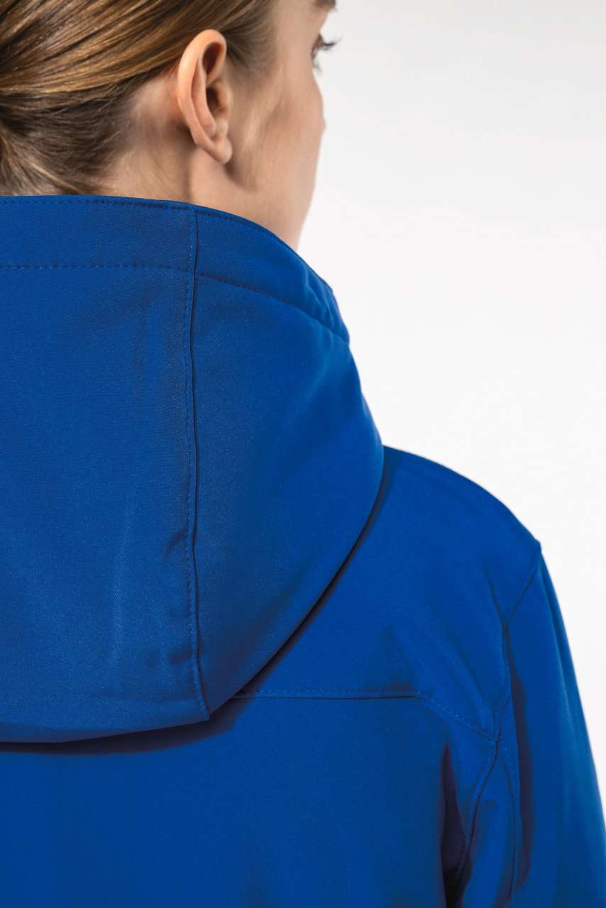 NŐI KAPUCNIS SOFTSHELL BÉLELT PARKA